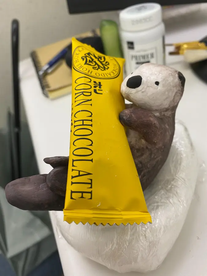 ラッコにホリのとうきびチョコ持たせてみた【銘菓】