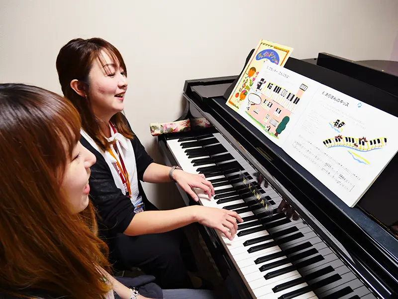 先生がピアノを弾きながら歌ってくれた。なんだか懐かしくあったかい気持ちになる。