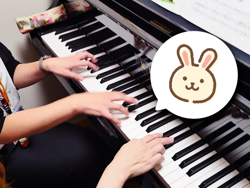 「うさぎさんのお耳で弾いてみてね~!」と中村先生。一緒に歌いながらピアノを弾きました♪