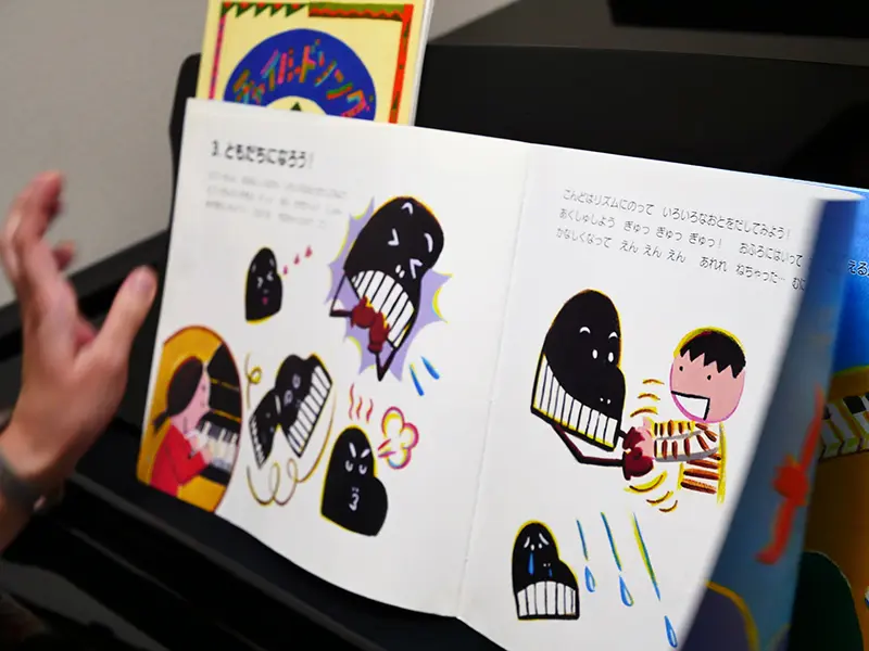 カワイのオリジナル教材(サウンドツリー)を使用。4歳からのピアノコースではかわいいイラストを見てイメージするところからレッスンが始まり、「ぶんぶんぶん」等が両手で弾けるようになることを目指します。
