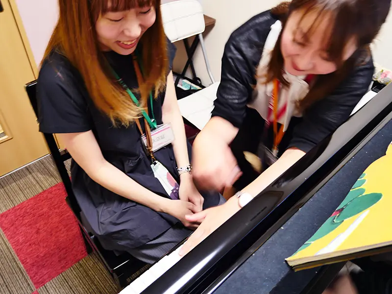 ピアノは指先で鳴らすものという概念が目の前で崩れていく・・・!