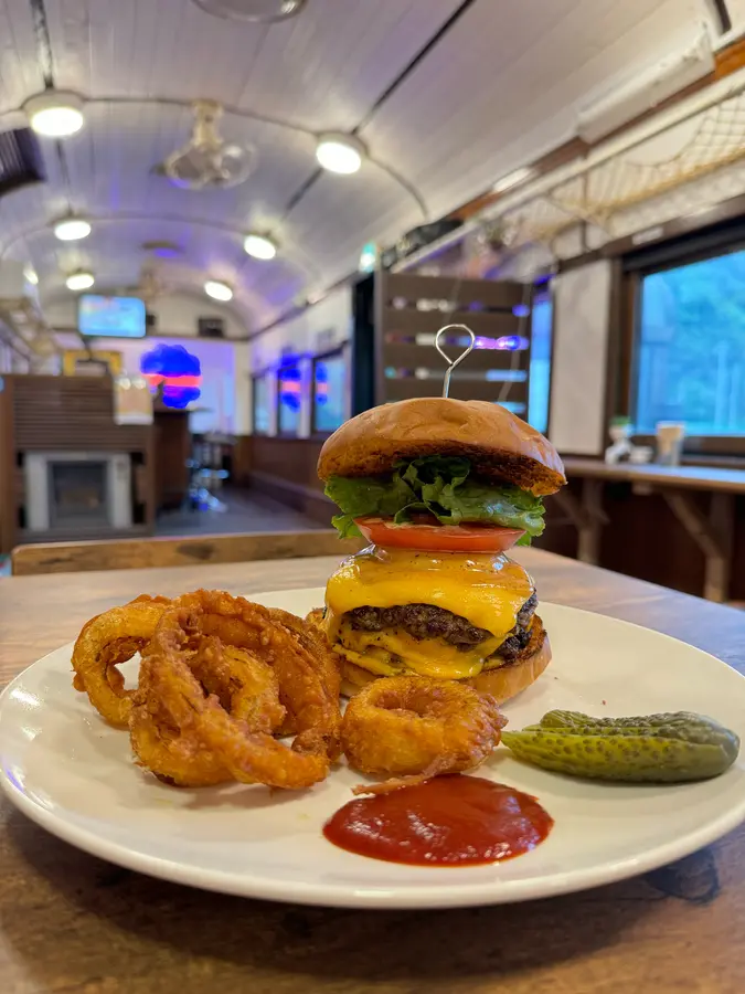 【小樽】大迫力のアメリカンなハンバーガーとザックザクのチキン、オニオンリングを豪快に頬張る!