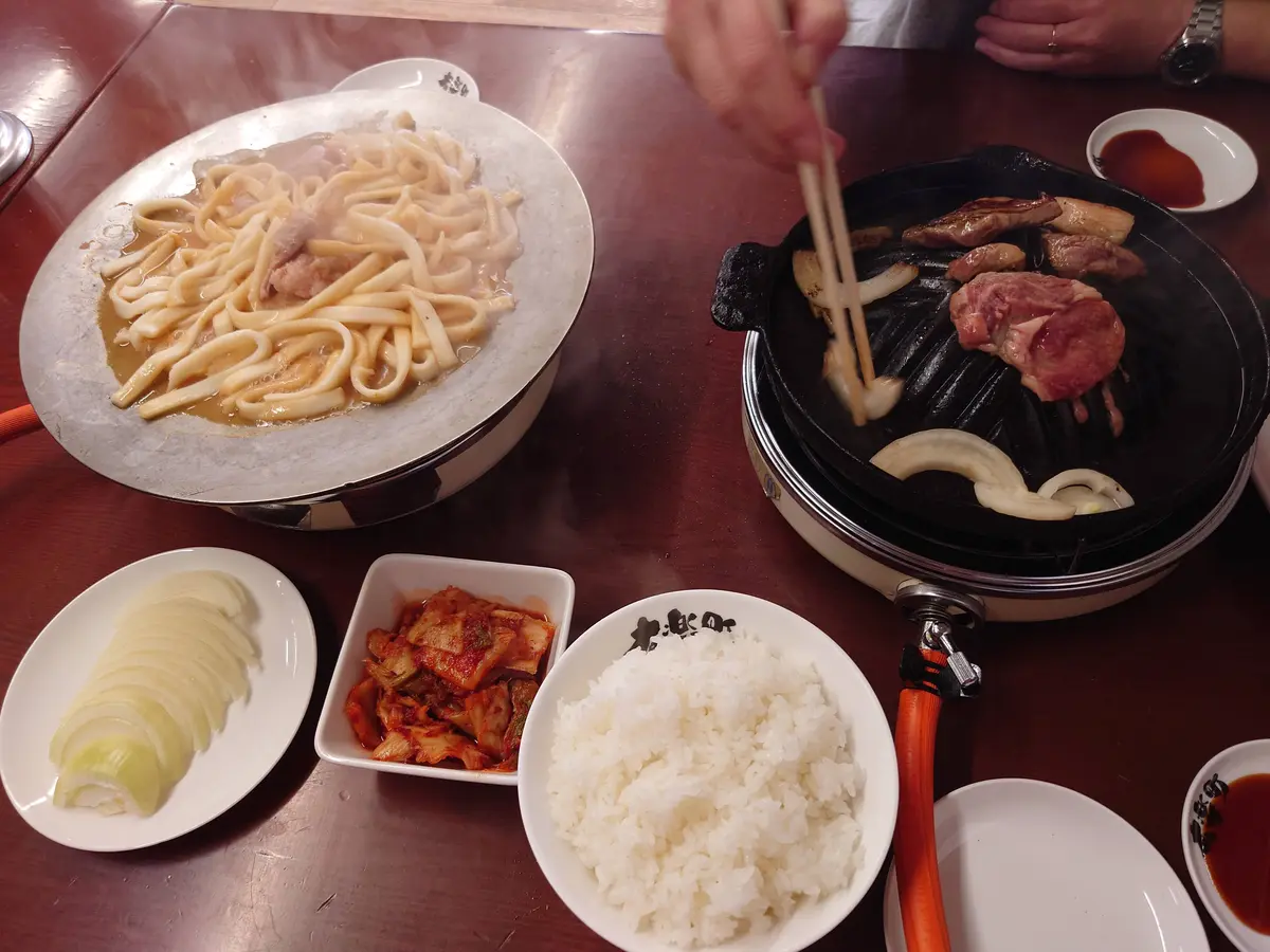 鍋と鉄板の二刀流！帯広の老舗「有楽町」で味わうジンギスカンと名物みそホルモンうどん