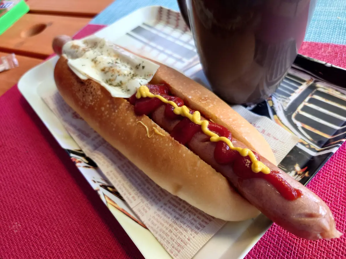 【旭川】2倍サイズの巨大ホットドッグに驚愕!住宅街の隠れ家『あるよ』はメニューも遊び心も規格外!