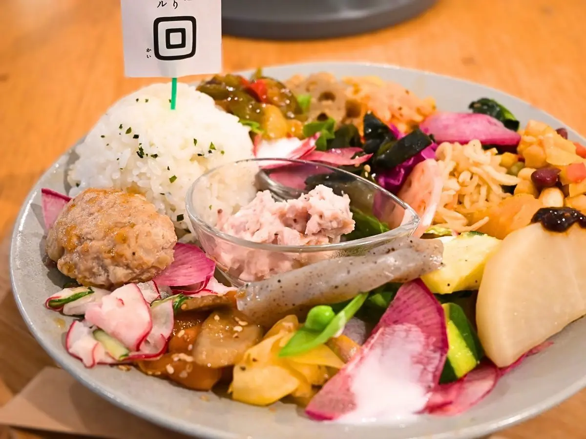 札幌駅近く「北海道おにぎりスタイル回」の大人様ランチ｜野菜デリたっぷり990円のカフェランチ