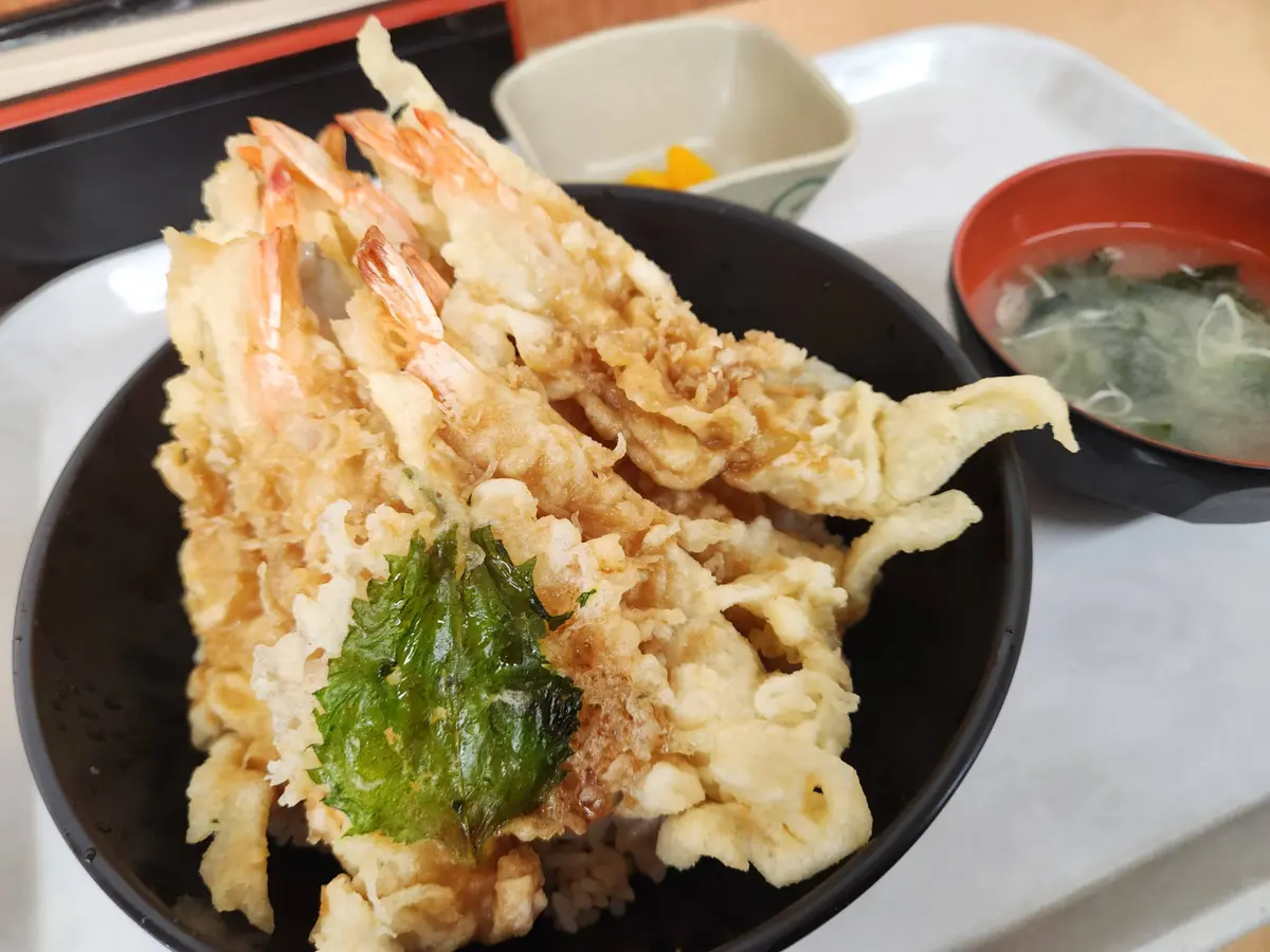 【衝撃】500円でえび天10尾！？札幌・手稲「馬鹿値食堂」のえび天丼｜店名に偽りがなさすぎた