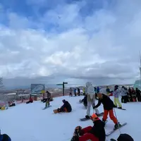 【2025-2026】札幌・ニセコ近郊スキー場オープン日一覧と最新ニュース｜藻岩山スノボ解禁、どうみん割など徹底解説 | MouLa HOKKAIDO