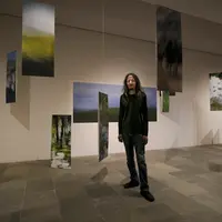 「生きていること自体が表現」山岸靖司 インタビュー｜札幌・茶廊法邑で個展開催中