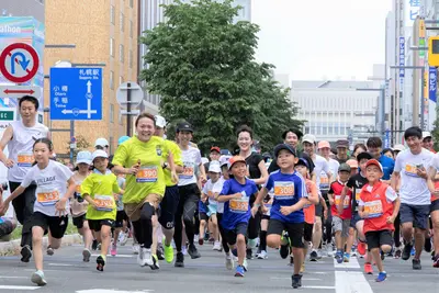 【開催レポート】北海道マラソン2024「ウイニングラン」の舞台で、今年も小学生親子ペアがラン！