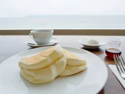 海が見えるカウンターで絶品スフレパンケーキ【六花亭漁火通店】