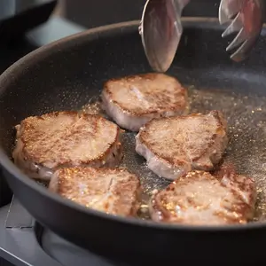 時短も節約も叶っていいことだらけ！ 冷凍ステーキ肉をストックしておけば、いつでも高級感ある献立に