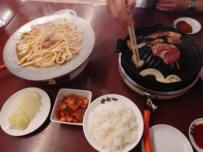 鍋と鉄板の二刀流！帯広の老舗「有楽町」で味わうジンギスカンと名物みそホルモンうどん