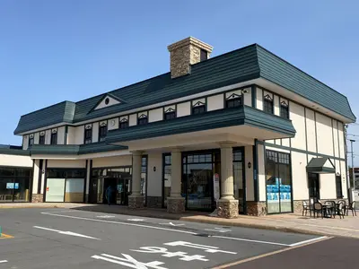 東川町「道の駅 ひがしかわ道草館」スタッフおすすめ商品｜米粉のしゅうくりぃむ・玄米おむすび・東川ワイン