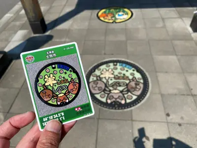 【士別市】「道の駅 羊のまち 侍・しべつ」｜サフォークラムのジンギスカン・ポケふた・マンホールカードも