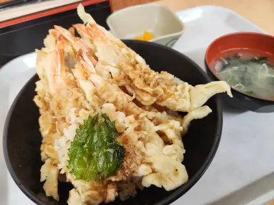 【衝撃】500円でえび天10尾！？札幌・手稲「馬鹿値食堂」のえび天丼｜店名に偽りがなさすぎた