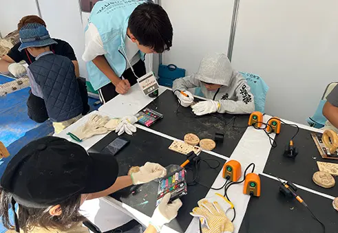 北海道立北の森づくり専門学院(北森カレッジ):薪割り体験・オリジナルコースターづくり体験