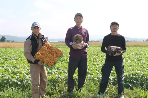 人呼んで「きのこ３兄弟」。父から受け継いだ、こだわりが詰まった三位一体のきのこづくり