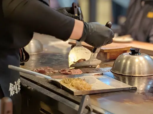 サッポロビール園直営！女性一人呑みにも「鉄板ジンギスカン酒場　村はし」