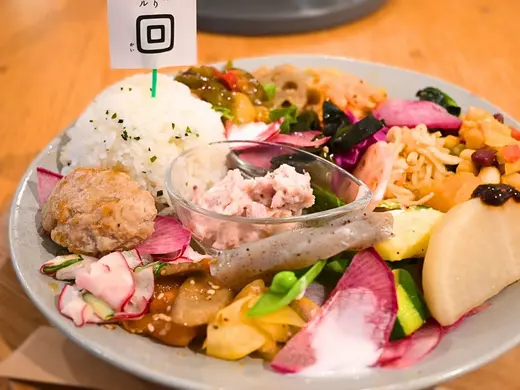 札幌駅近く「北海道おにぎりスタイル回」の大人様ランチ｜野菜デリたっぷり990円のカフェランチ