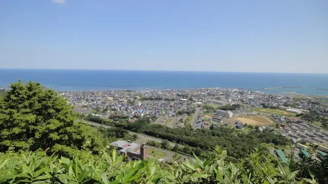 枝幸町の街並みと海