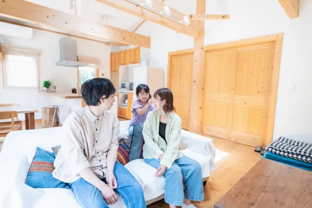 リビングで楽しそうに過ごす家族