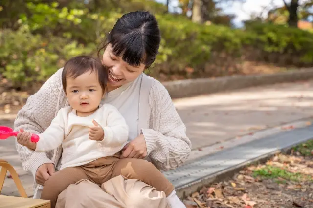 公園で遊ぶ親子