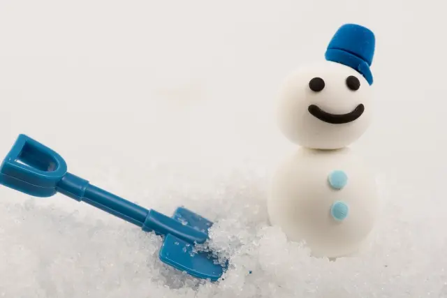 スコップと雪だるま
