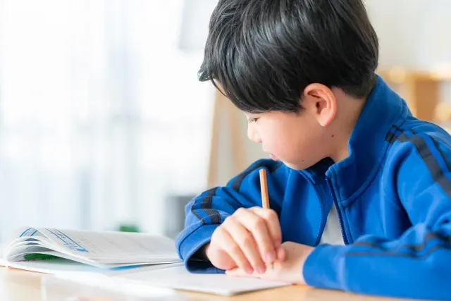 リビング学習している小学生