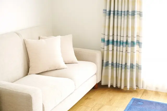 ボーダー柄のカーテンがある部屋