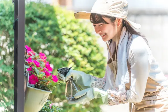 ガーデニングをする女性