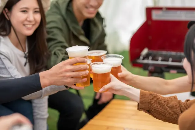 外でビールを飲む人たち