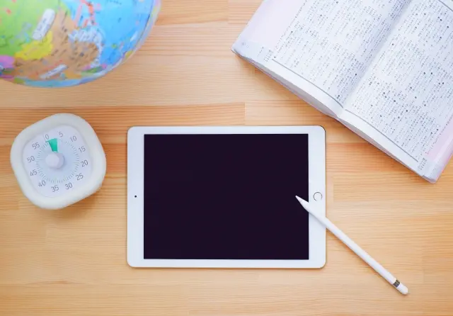 勉強道具と地球儀