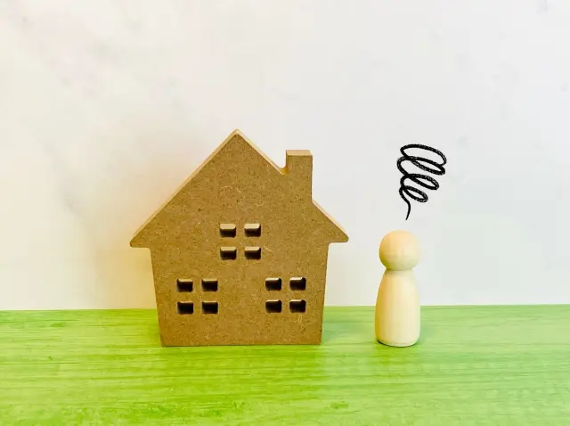 家で悩んでいる人