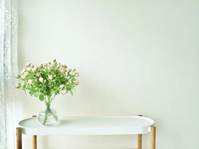 サイドテーブルと花瓶に生けた花