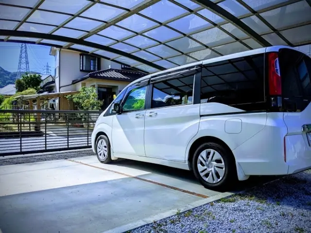 晴れの日のカーポート