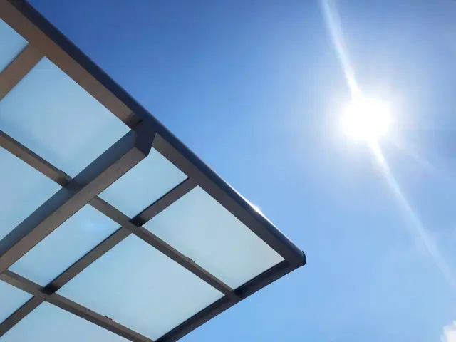 晴れの日のカーポート屋根