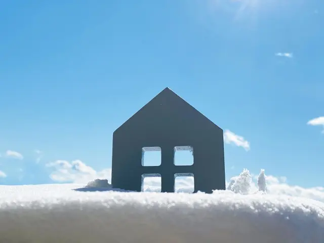 雪のなかに建つミニチュアの家