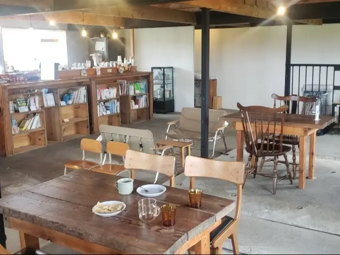 素朴さが落ち着く店内