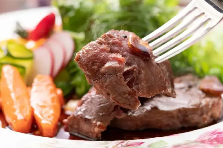 ホクビーのメルティークビーフは、しっかり焼いても柔らかさキープ！ 口の中にヒレ肉のおいしさがジュワッと広がります