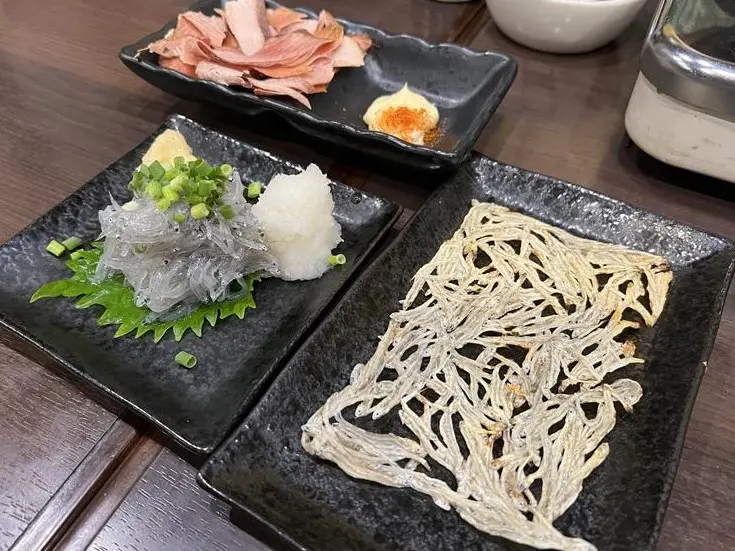 日本酒に合うおつまみ三種（たたみいわし炙り、生しらす、半生かつお節）