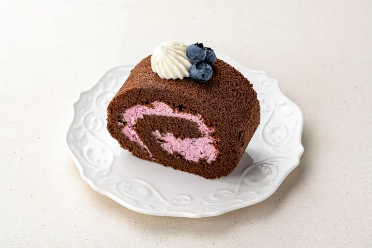 札幌グランドホテル「ブルーベリーロールケーキ」