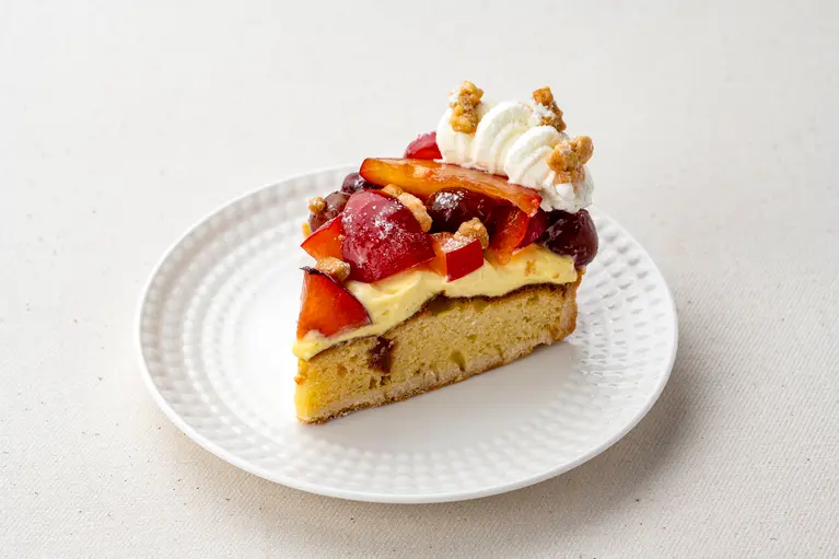 スイス・ドイツ菓子工房ビーネマヤ「道産チェリーとプラムのタルト」