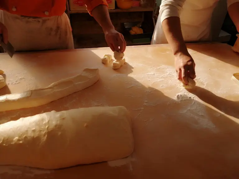 パン生地をこねる