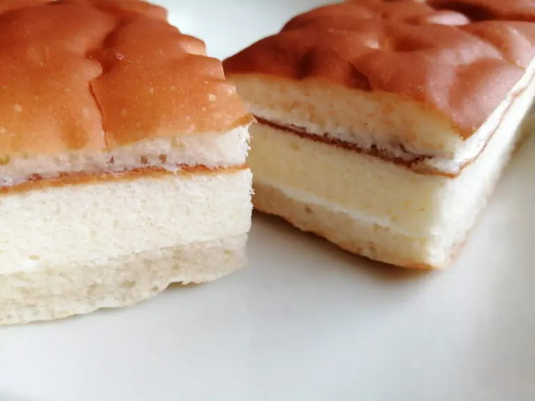 つぶら屋さんのカステラサンド