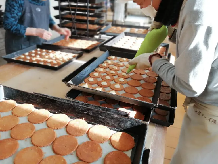 生地にチョコレートを載せる工程