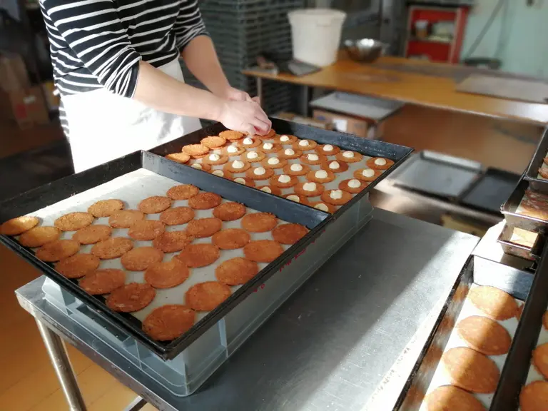 生地を重ね合わせる工程