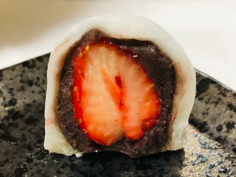 えにかいたもち　いちご大福断面