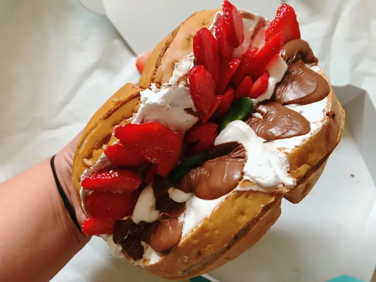 ワッフルを半分に折りたたんでいる