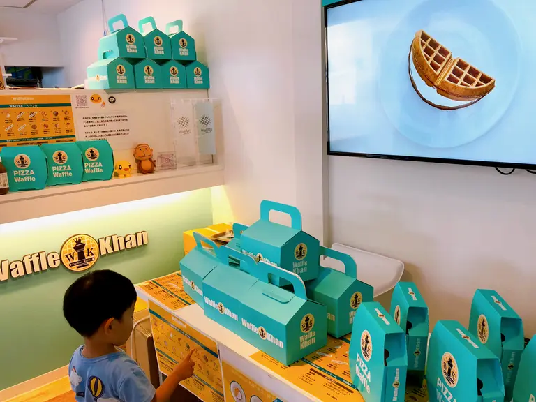 店内で待ち時間を過ごす子ども