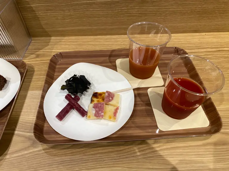 左:おつまみ食べ比べ / 右:トマトジュース飲み比べ